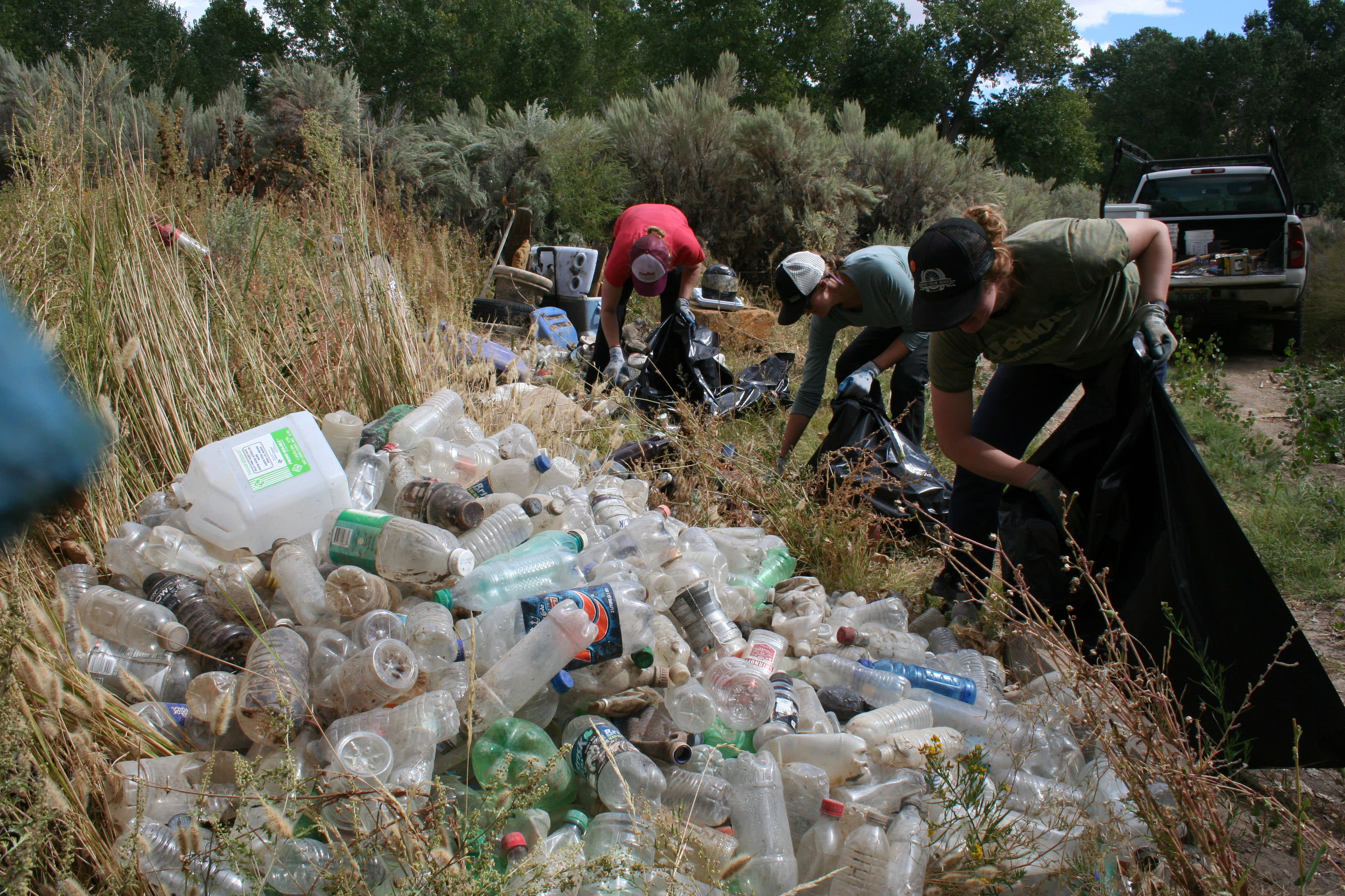 Volunteers load up trash