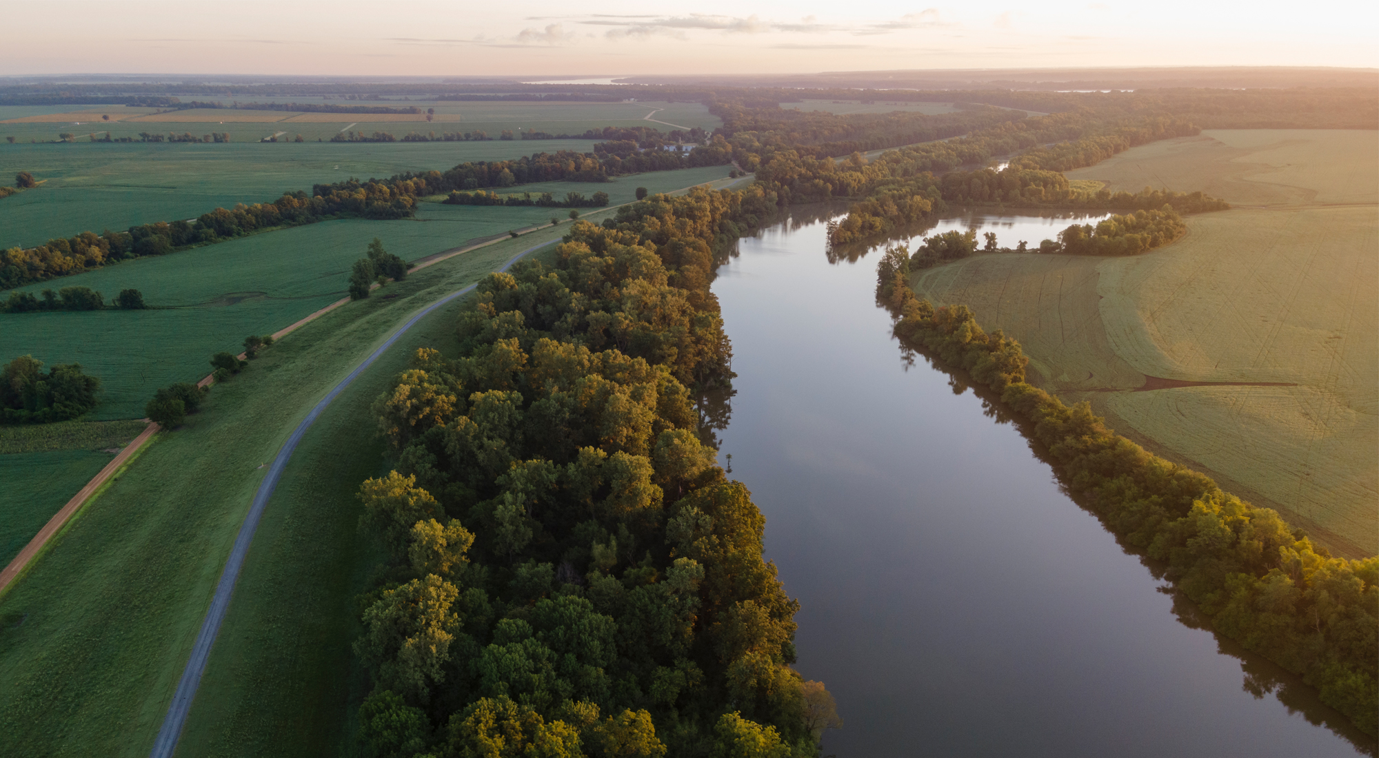 Looking up the Mississippi River with farmland stretching out on either side all the way to the horizon.