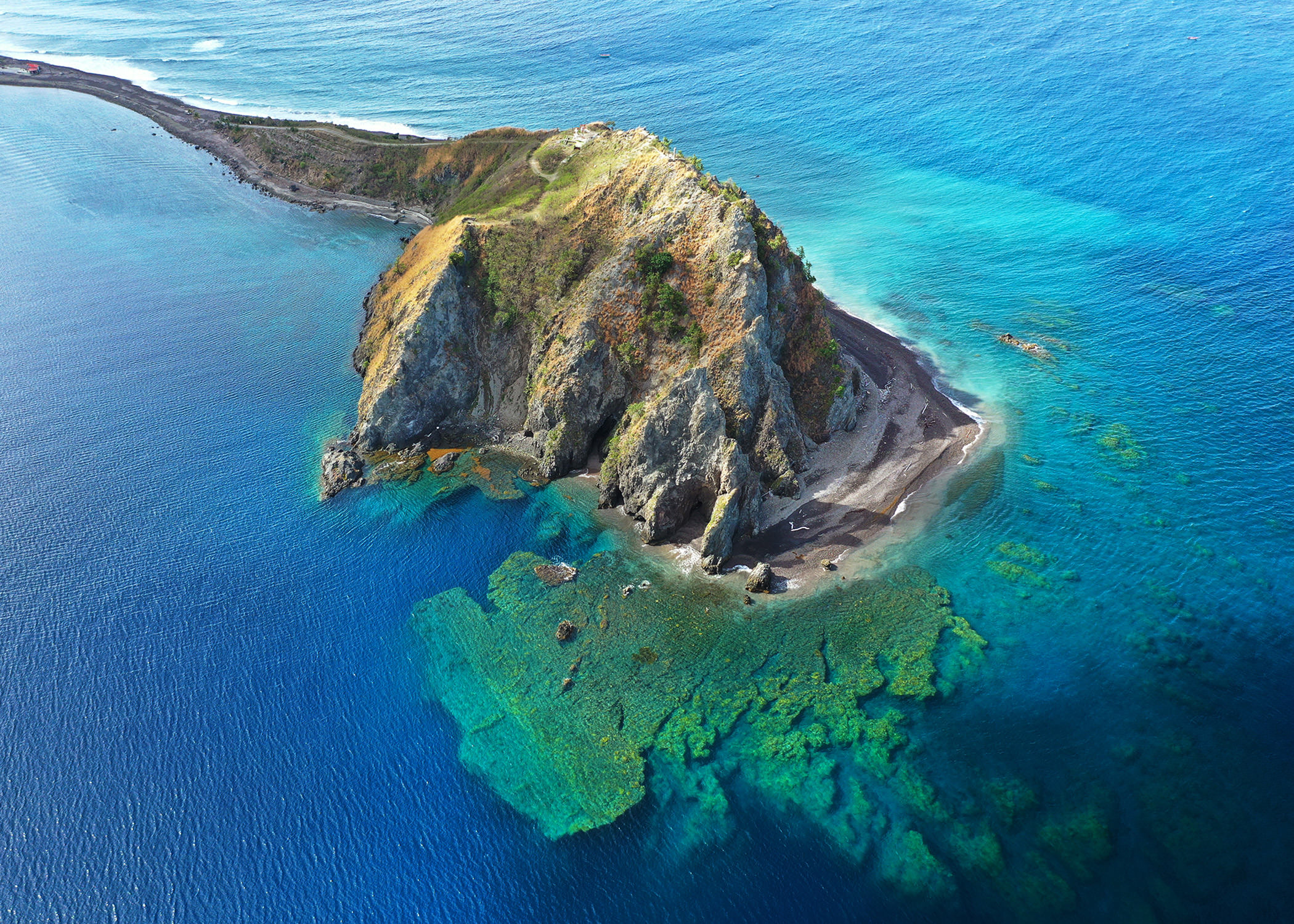 Imagen aérea de la costa de Dominica, mostrando arrecifes de coral