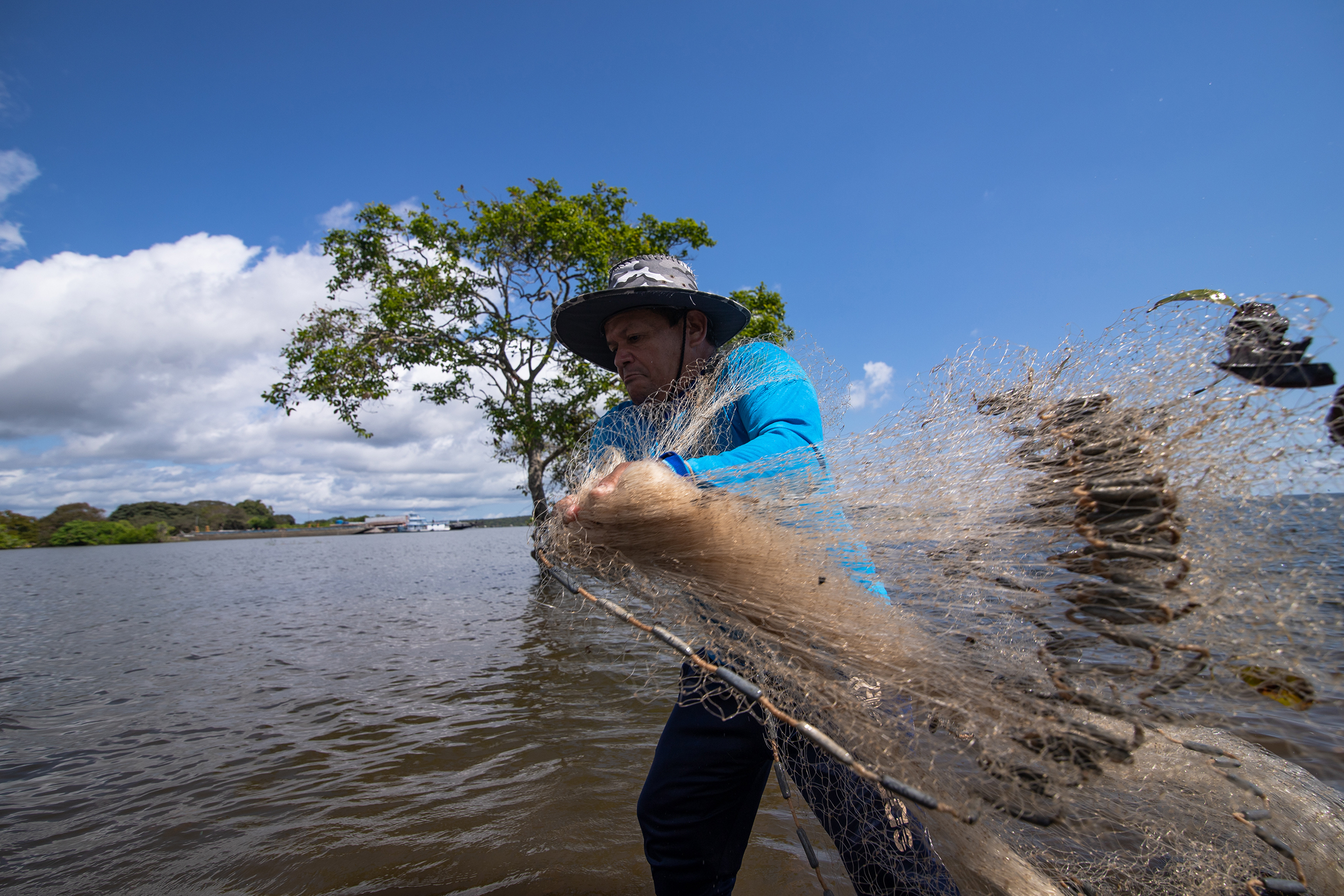 Fisherman throws net in Tapajós River