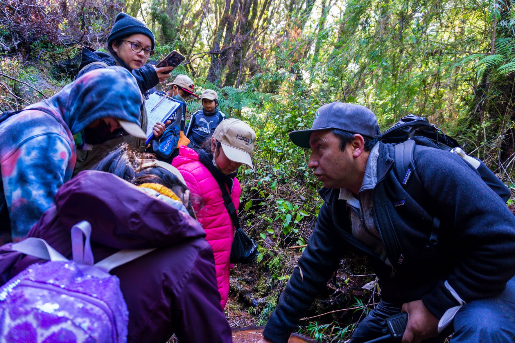 Danilo González guía a alumnos y alumnas por sendero Los Alerces