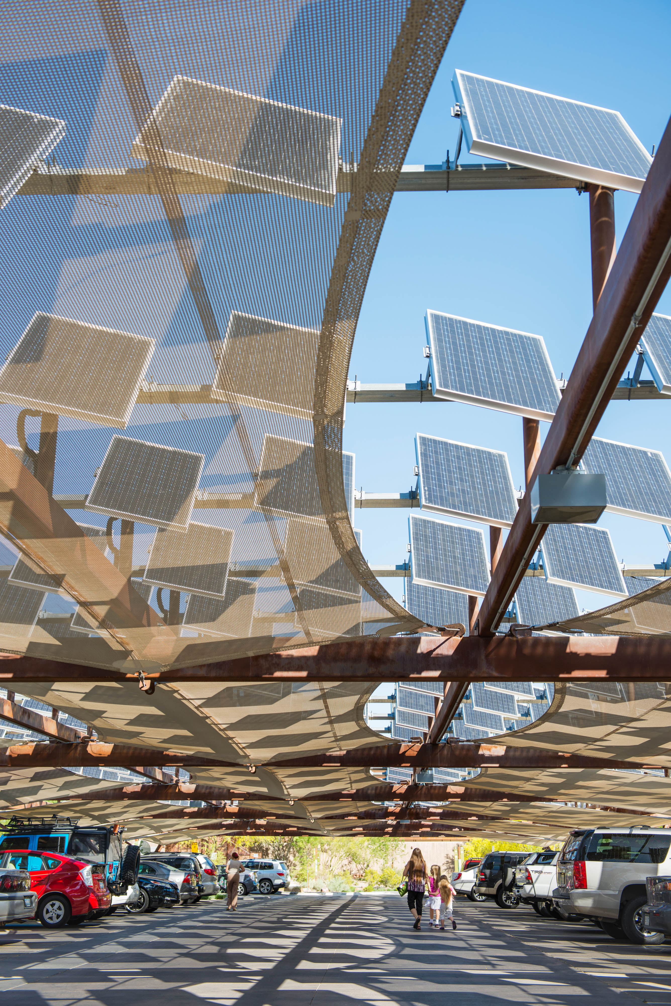 Una instalación solar en Las Vegas funciona como una estructura de sombra para un área de estacionamiento.