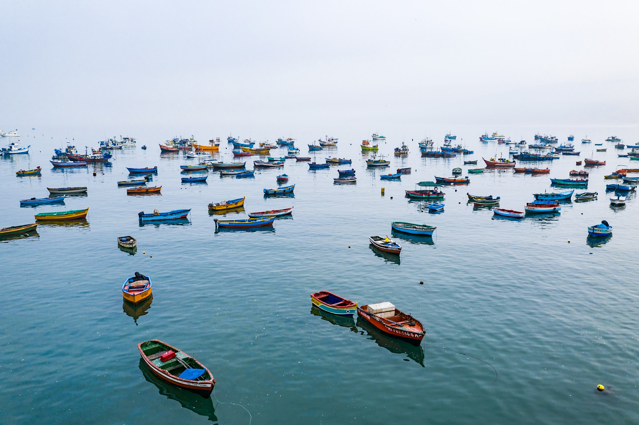 Botes de pesca artesanal en Ancón, Perú.