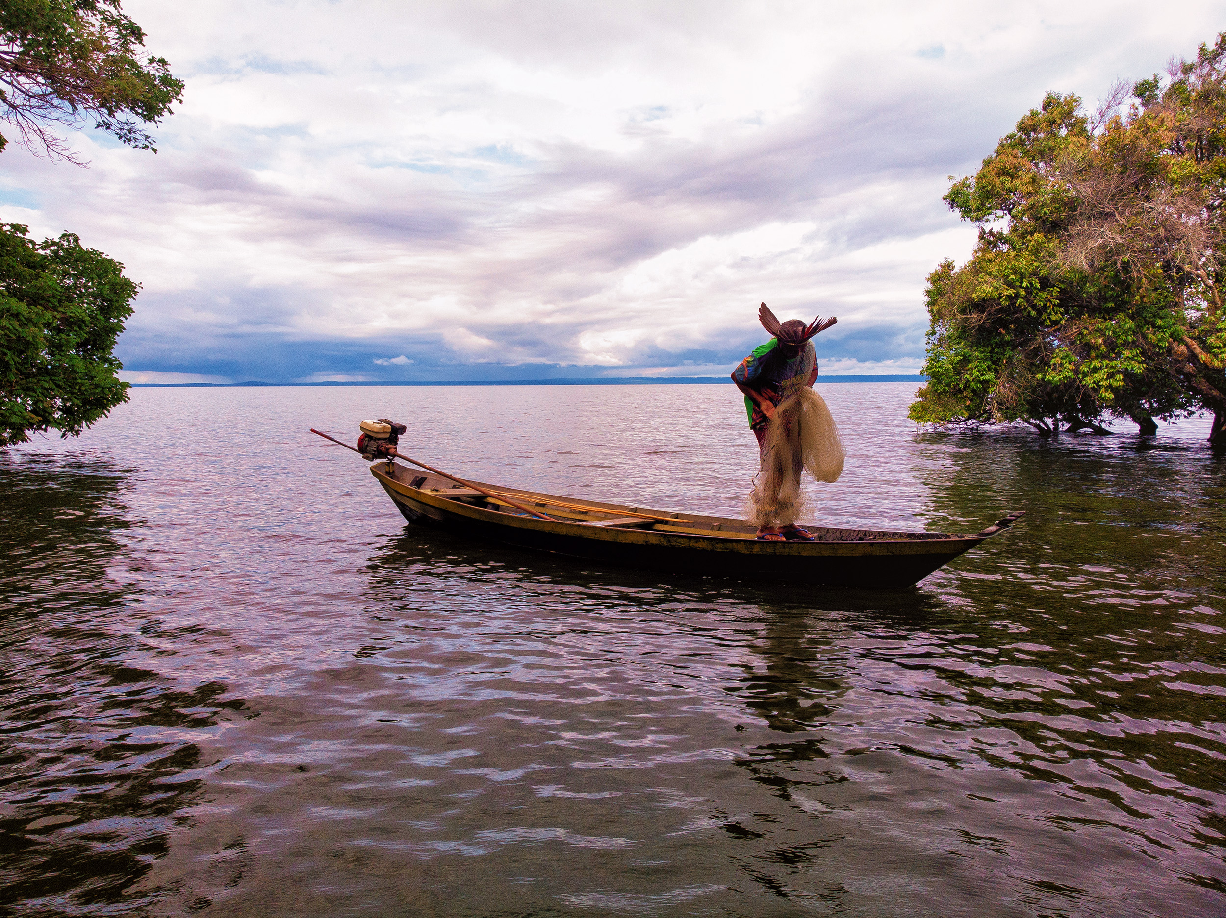 Indígena ajustando sus redes para pescar en el río Tapajós, en la Amazonía brasileña.