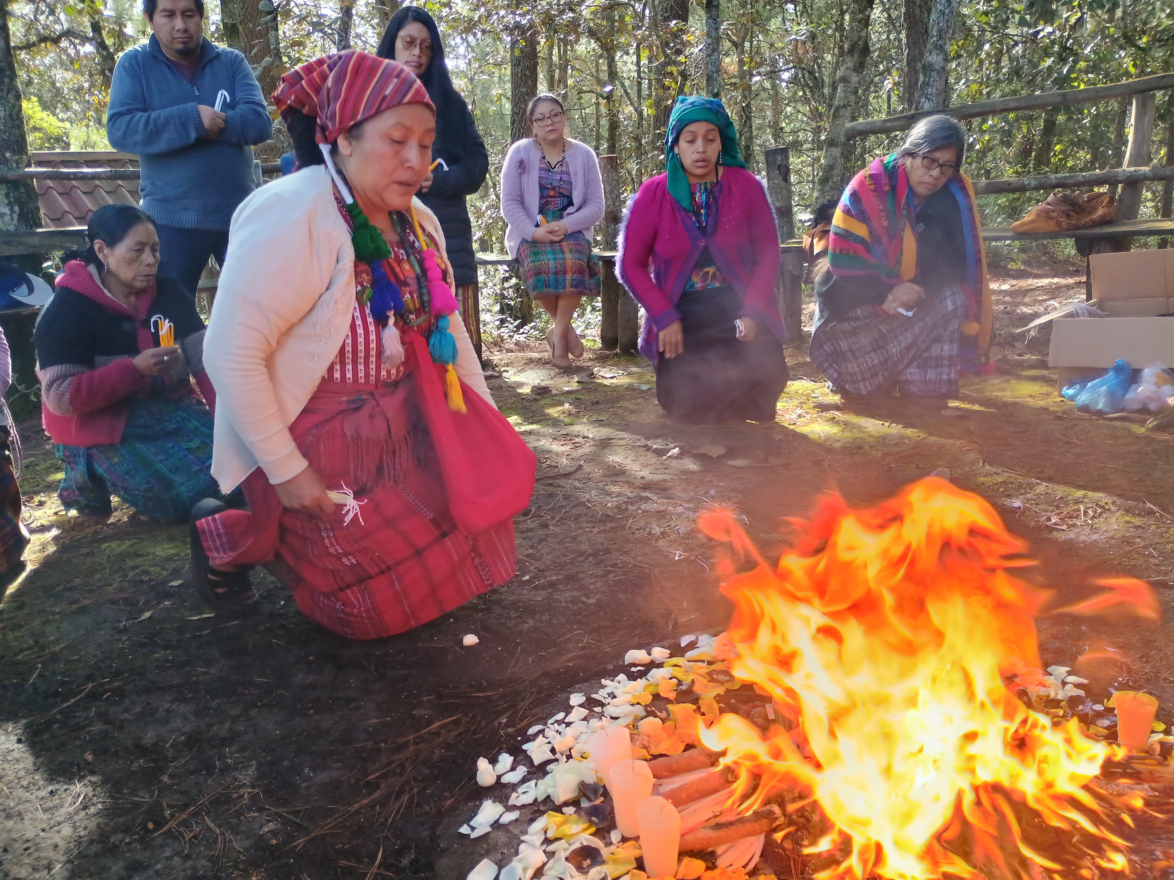 Líder espiritual maya en una ceremonia frente al fuego.