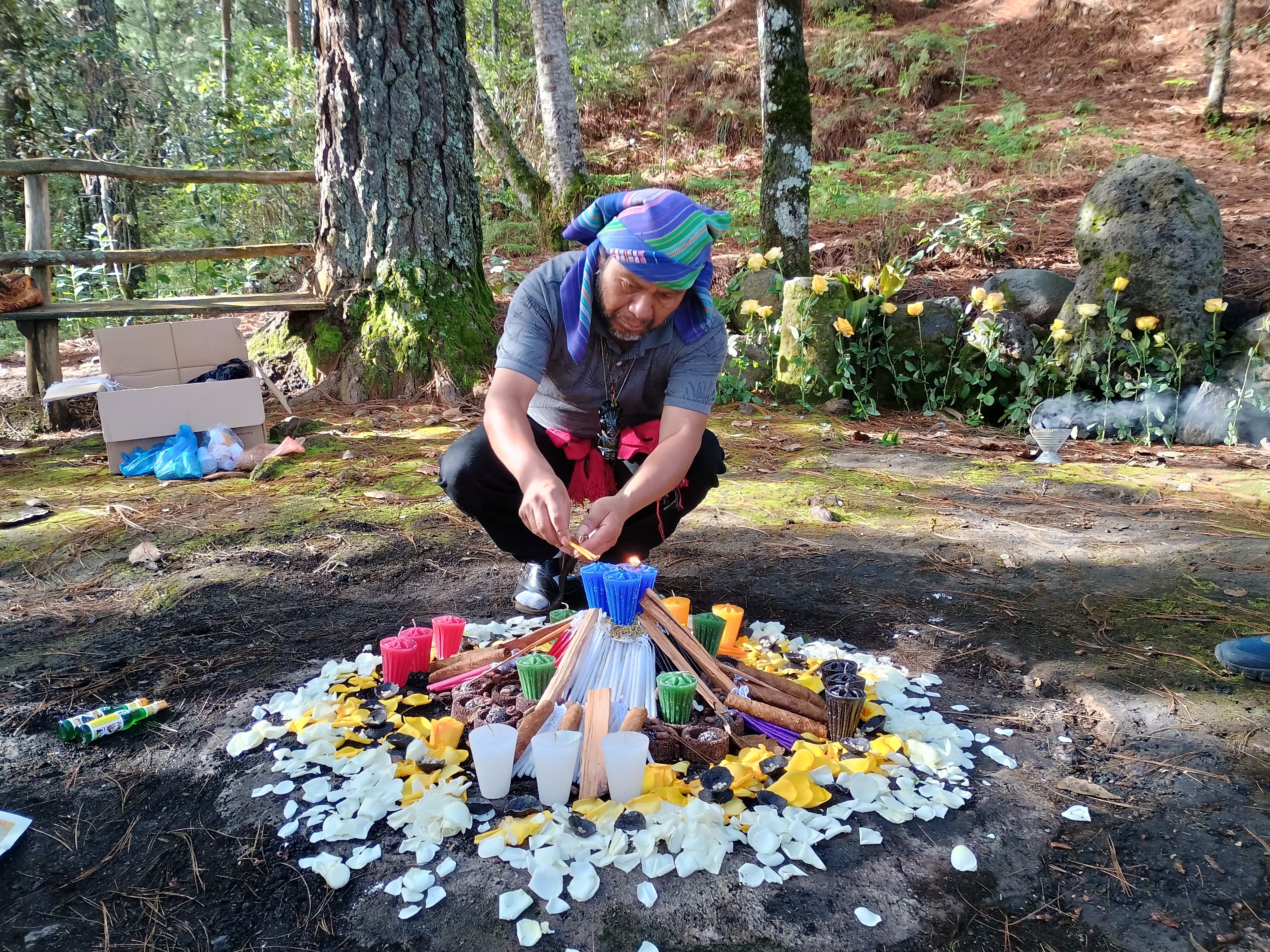 Líder espiritual maya realiza una ceremonia con fuego.