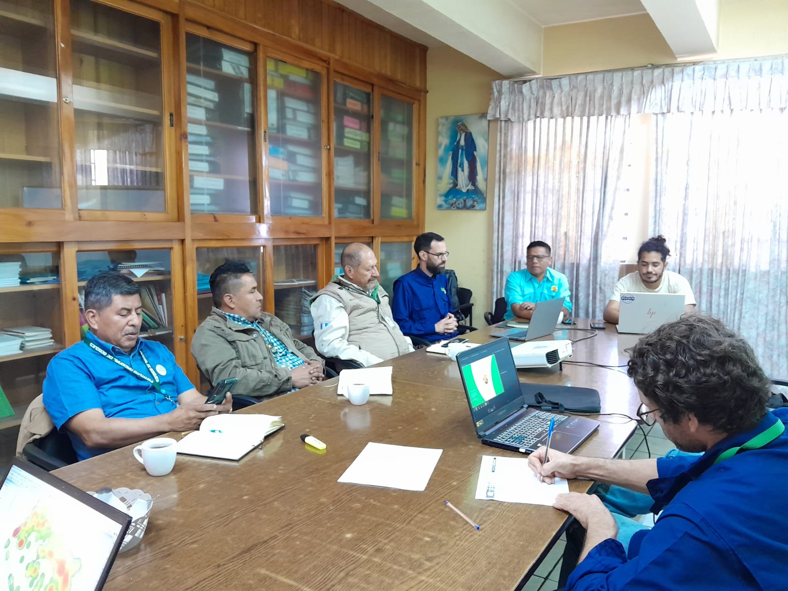 Representantes de autoridades se encuentran en una reunión de trabajo.