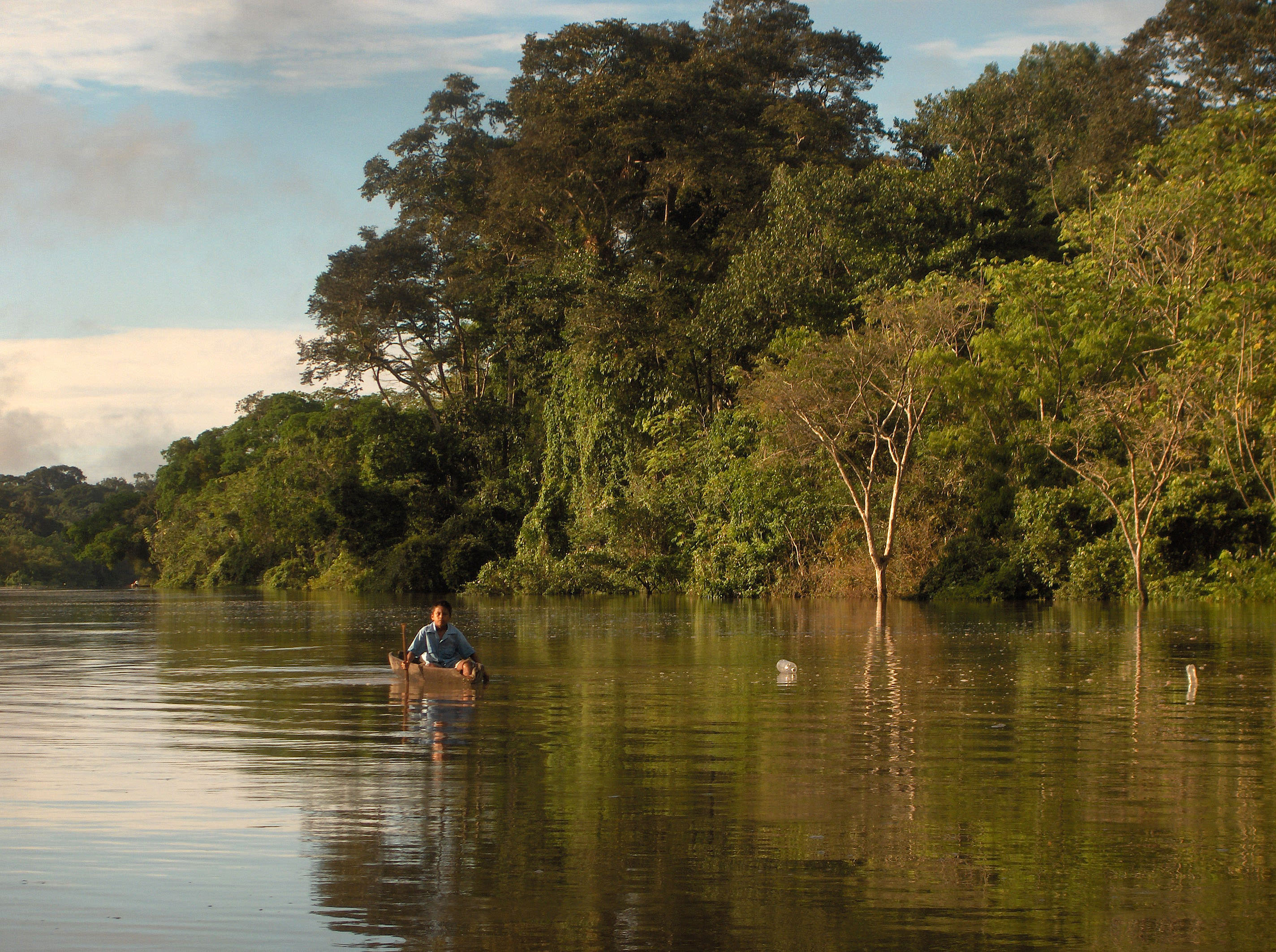 Un niño navega en un río del Amazonas