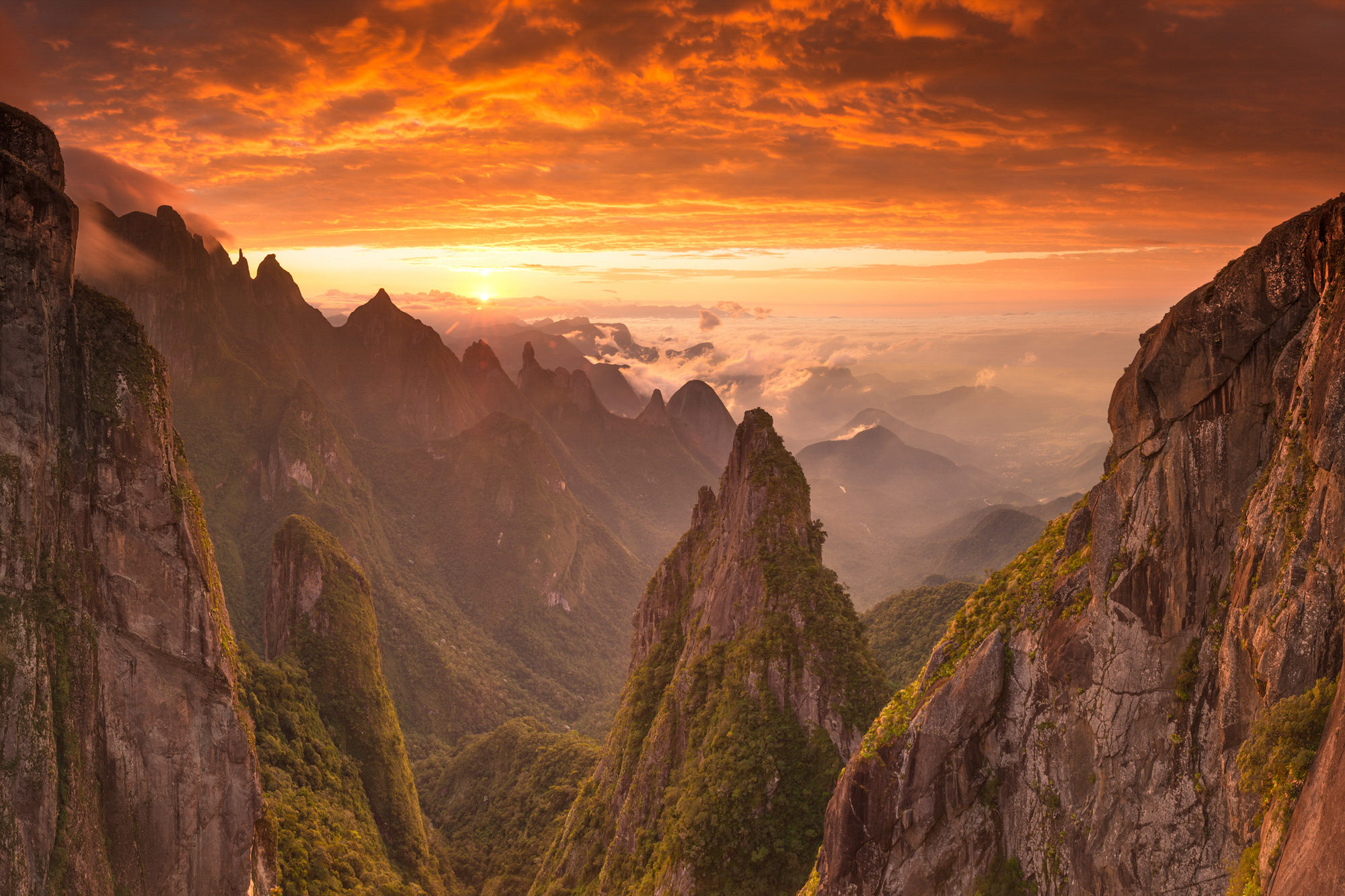 Hermoso atardecer en  Serra dos Órgãos Parque Nacional de Rio de Janeiro/Brasil.