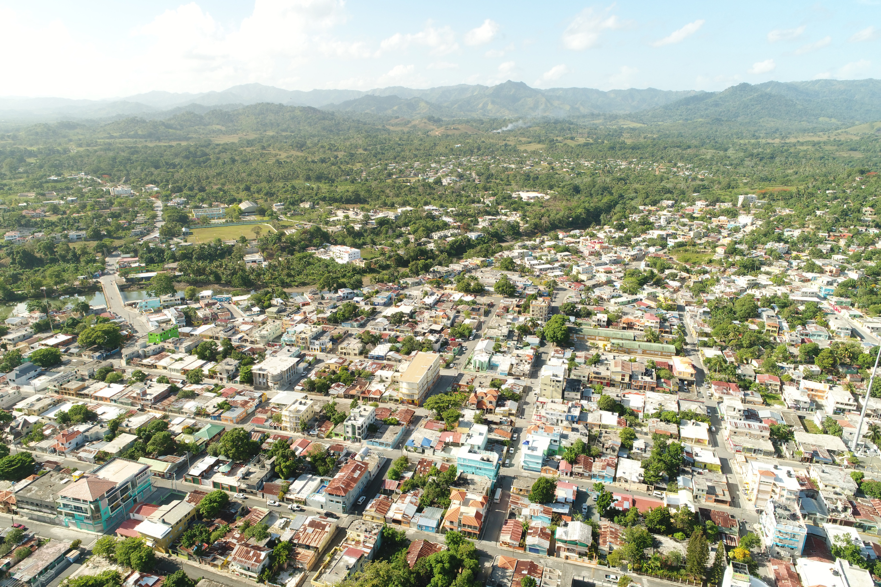 An aerial image of a town with its backdrop of mountains.